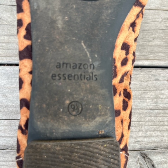 Amazon Essentials , Ruched Leopard Print Suede flat. - Picture 7 of 7